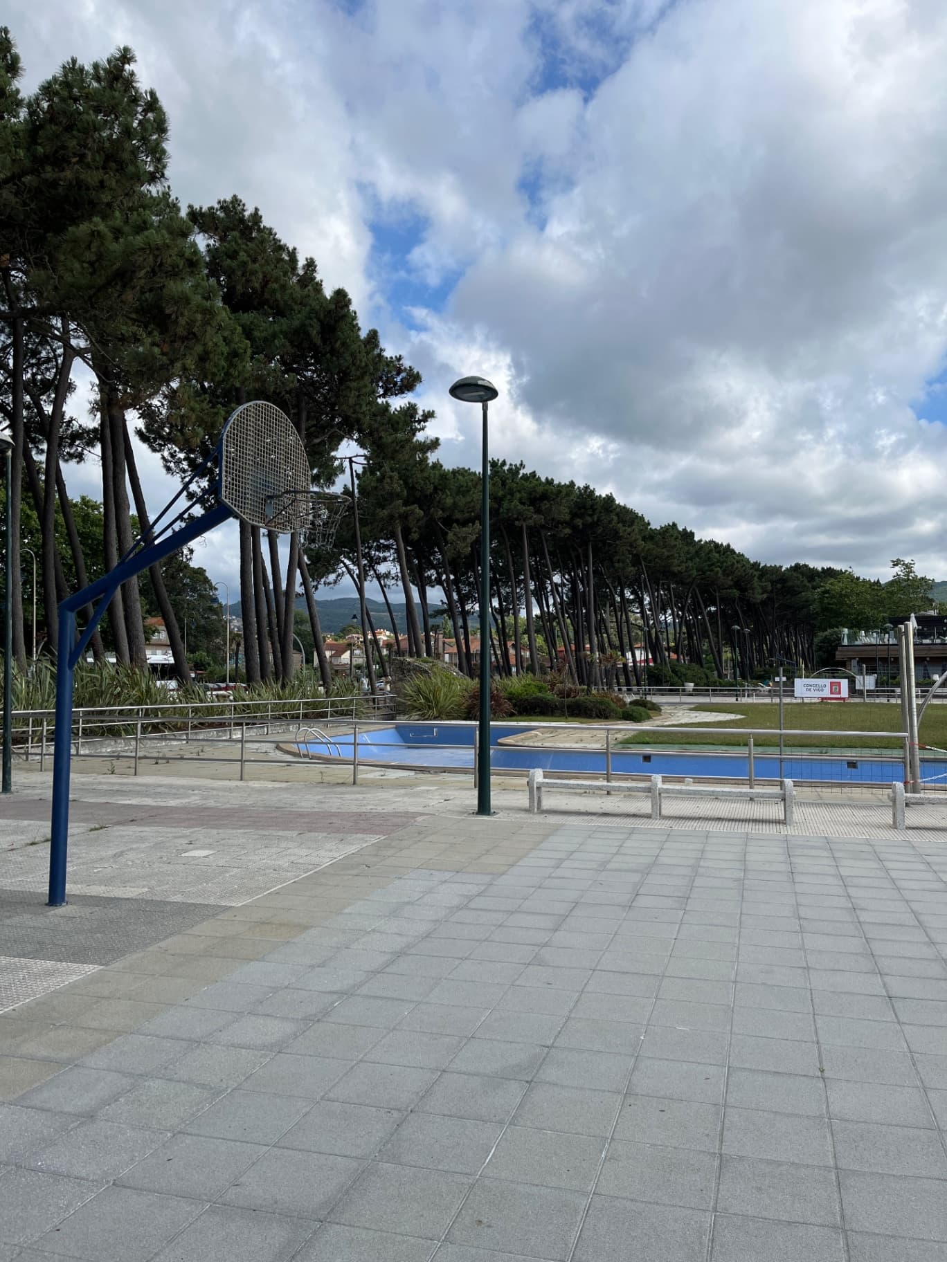 Foto principal de Cancha entre piscinas - Cancha de baloncesto en Avenida de Samil, Vigo