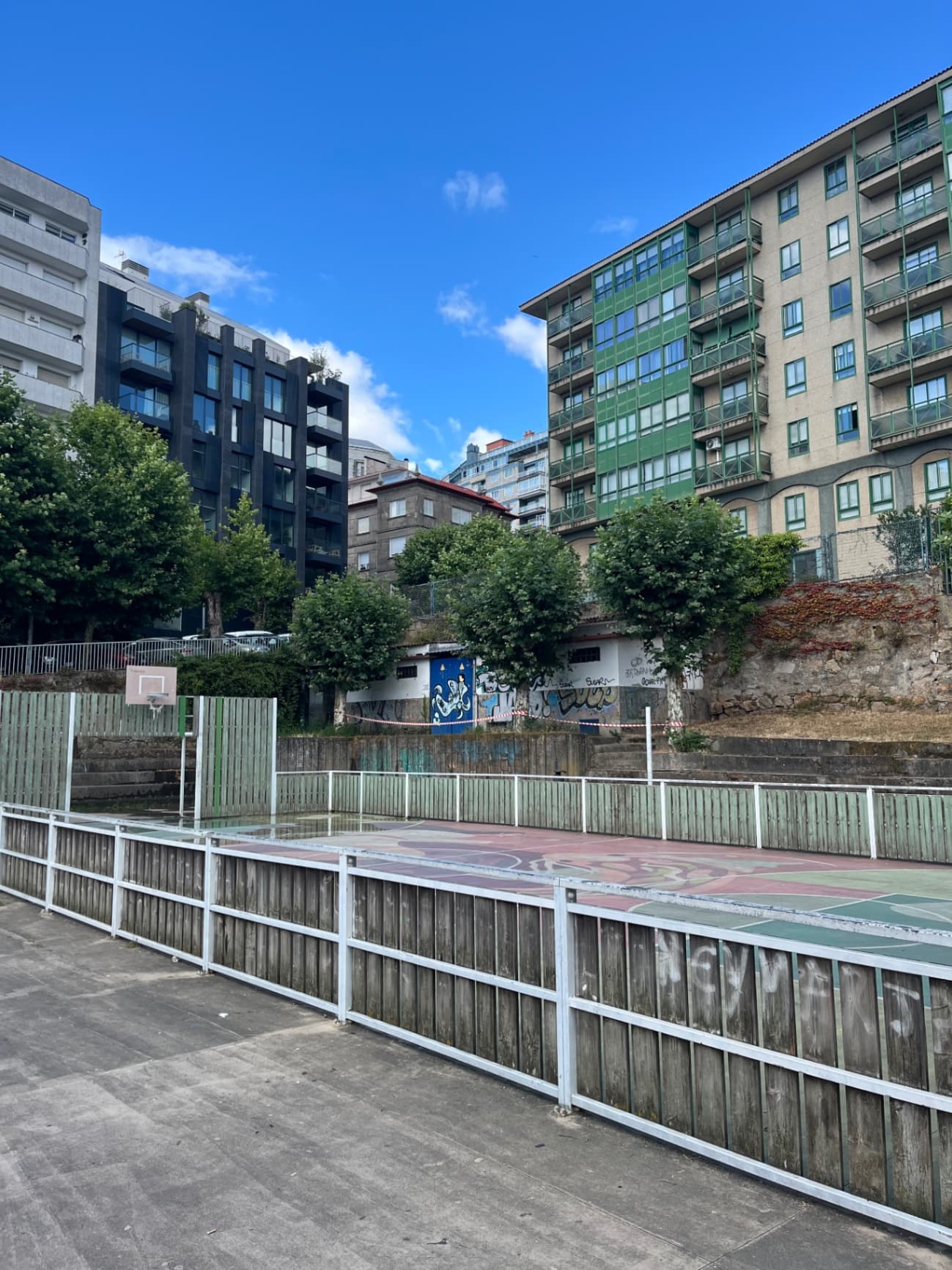 Foto principal de Cancha Peritos - Cancha de baloncesto en Praza de Xoán XXIII, Peniche, As Travesas, Vigo, Pontevedra, Galicia, 36211, España