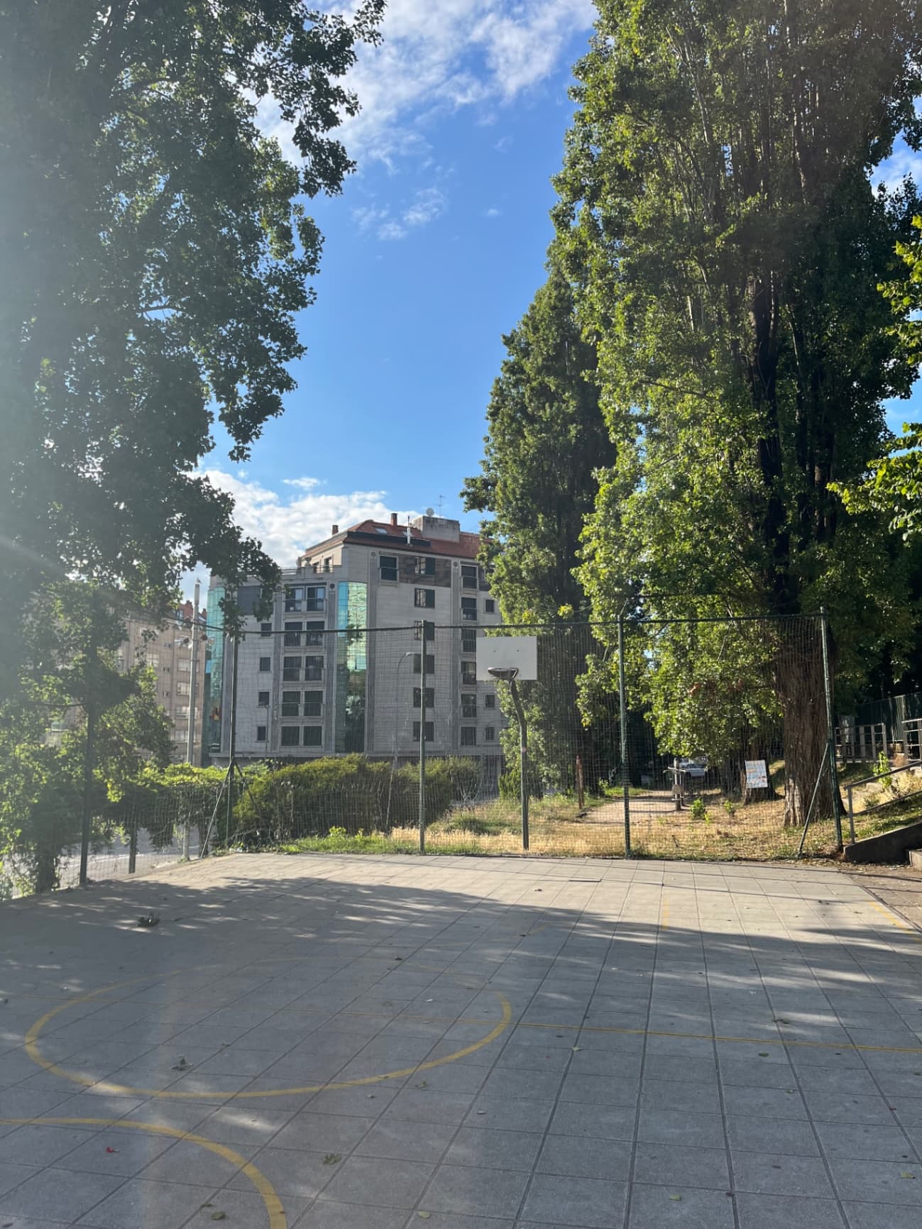 Foto principal de Cancha Jenaro de la Fuente - Cancha de baloncesto en Rúa Jenaro de la Fuente, O Calvario, Lavadores, Vigo, Pontevedra, Galicia, 36205, España